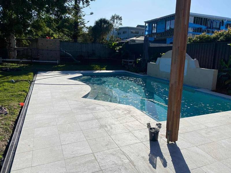 Light-coloured concrete pool surround
